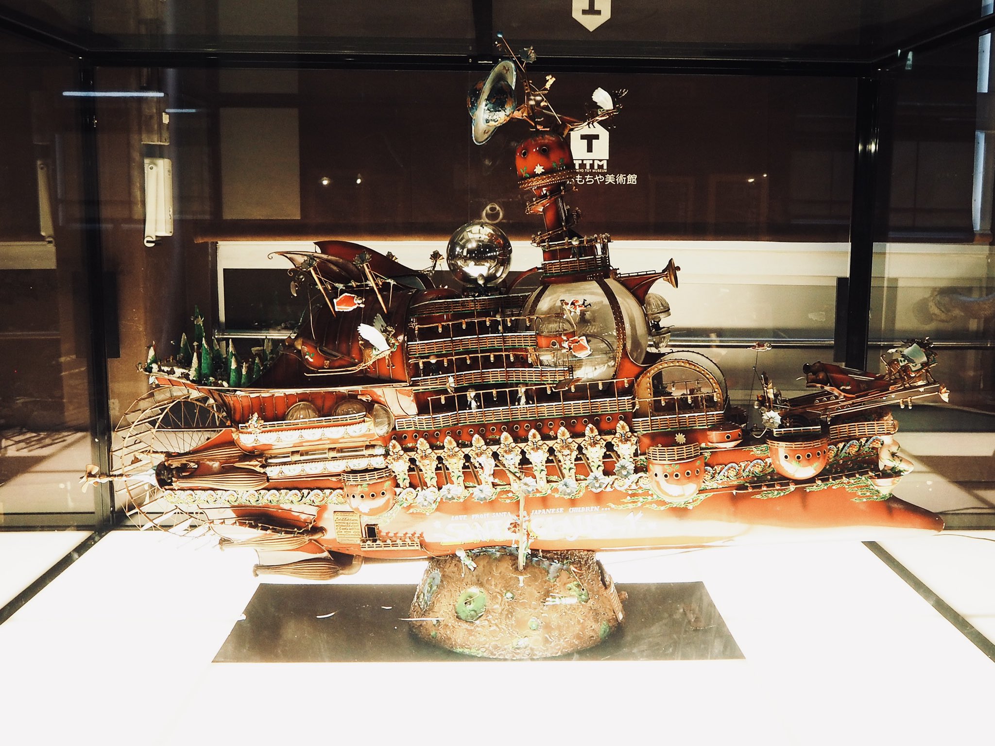 東京おもちゃ美術館 歴史を紐解いておりますと 沢山の方たちとの繋がりが見えてきます グランパパ 創始者 故津川雅彦氏 からご寄贈いただいたブリキのオートマタ サンタクロース号 実際にｸﾘｽﾏｽｲﾍﾞﾝﾄで動かすんですよ 東京おもちゃ美術館 臨時