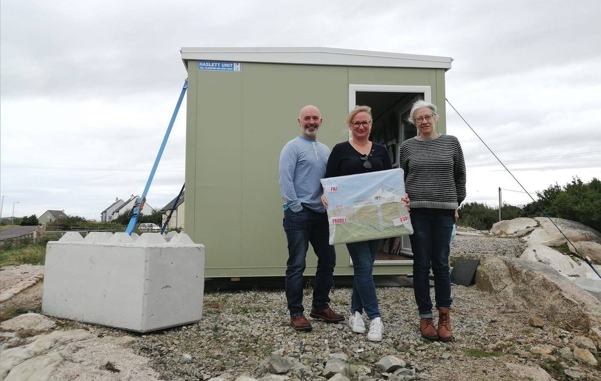 Delighted to receive two guests yesterday to our Meadow Cottage Gallery, Fiona and Joe, who drove up from Mountcharles in South Donegal, to look around the gallery and to pick up their new paintng. 
More info here on how to find our gallery 
emmacownieart.business.site