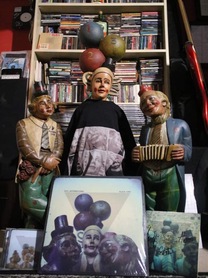 📸 - @JakeHancke Now owner of the BJ clowns. Thanks for taking the snaps of the BJ cover. BLACK JUNK 2021 REMASTER
LTD ED COLOURED 180gm VINYL
Instant DL, Feat. 3 Bonus Tracks
OUT NOW via <a href="/SaySomethingRec/">SaySomething Records</a>
saysomethingrecords.myshopify.com/collections/ex…
LTD TEE STOCK LEFT! C U IN TWENTY22
E_I
XXX