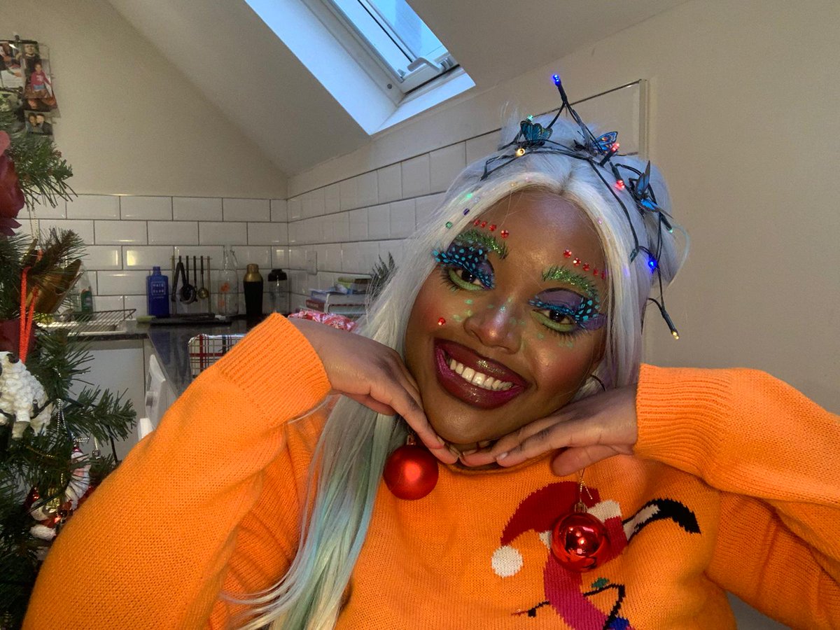 🍾🤣👏♥️ Oor Cyndi Lumber is in a hilarious play called 'Joke' by Jonny McKnight and directed by <a href="/jemimalevick/">Jemima Levick</a> in <a href="/OranMorGlasgow/">Òran Mór</a> <a href="/PlayPiePint/">A Play, A Pie and A Pint</a> up the West End. She was pure amazing and you get a pint and a pie wae yer ticket.  On till Saturday, you better go or 🎅'll no come.