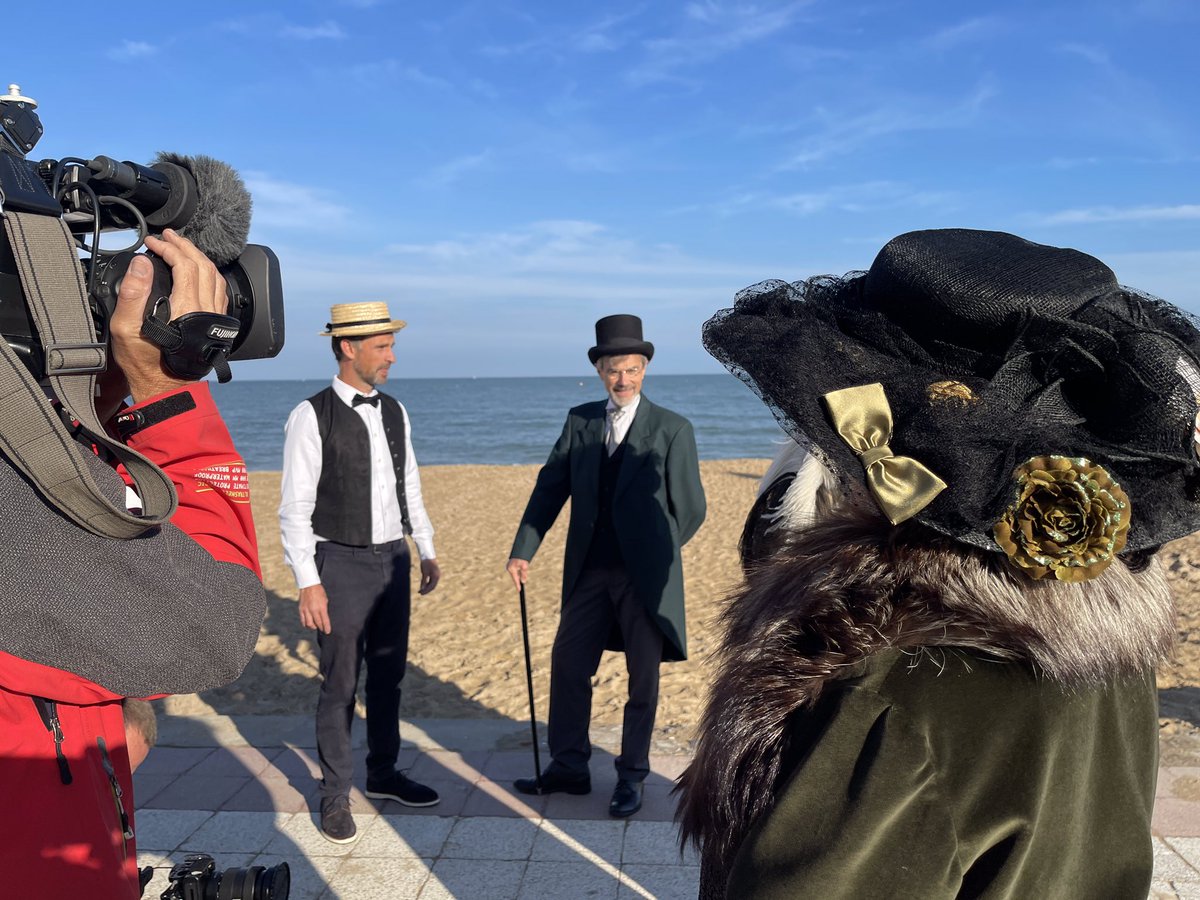 🎥Que diriez-vous de découvrir #Houlgate à la belle époque ?
👉🏼 Aujourd’hui, Vincent Chatelain est actuellement en tournage à Houlgate pour un nouvel épisode de <a href="/Vachement_N/">Vachement Normand!</a> . 
➡️ Une émission à découvrir prochainement 🤩