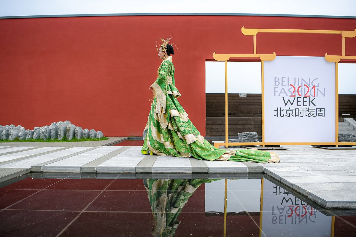 VisitBeijingcn's tweet photo. Fashionistas display designs both modern and traditional at Beijing Fashion Week 2021, which goes through Sep 26 in venues across town, including Shougang Park and the Longfu Cultural Center.
#fashion #beijingfashionweek #fashionweek #Shougang #Longfusi #instabeijing #fashionista https://t.co/PL8nGgV827