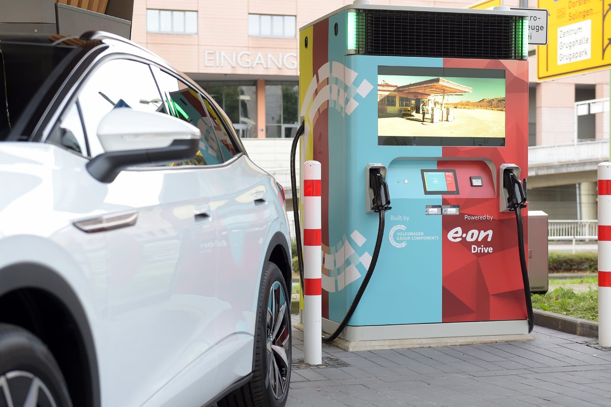 EON_SE_en's tweet photo. E.ON COO Commercial Patrick Lammers and @VWGroup Board Member Technology Thomas Schmall commissioned the first E.ON Drive Booster in Essen. The innovative product makes fast charging cheaper and easier for operators and customers. https://t.co/76WfXKFkip https://t.co/SlFwvWu82p