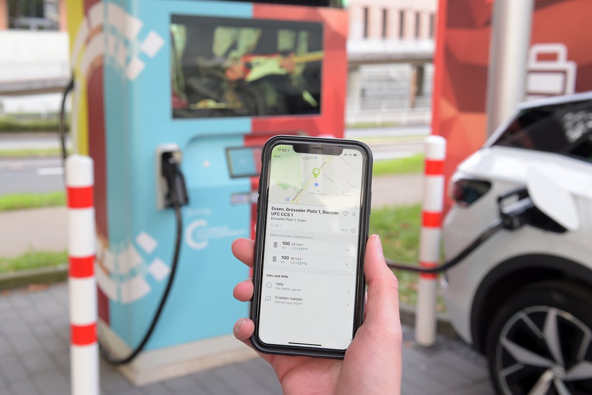 EON_SE_en's tweet photo. E.ON COO Commercial Patrick Lammers and @VWGroup Board Member Technology Thomas Schmall commissioned the first E.ON Drive Booster in Essen. The innovative product makes fast charging cheaper and easier for operators and customers. https://t.co/76WfXKFkip https://t.co/SlFwvWu82p