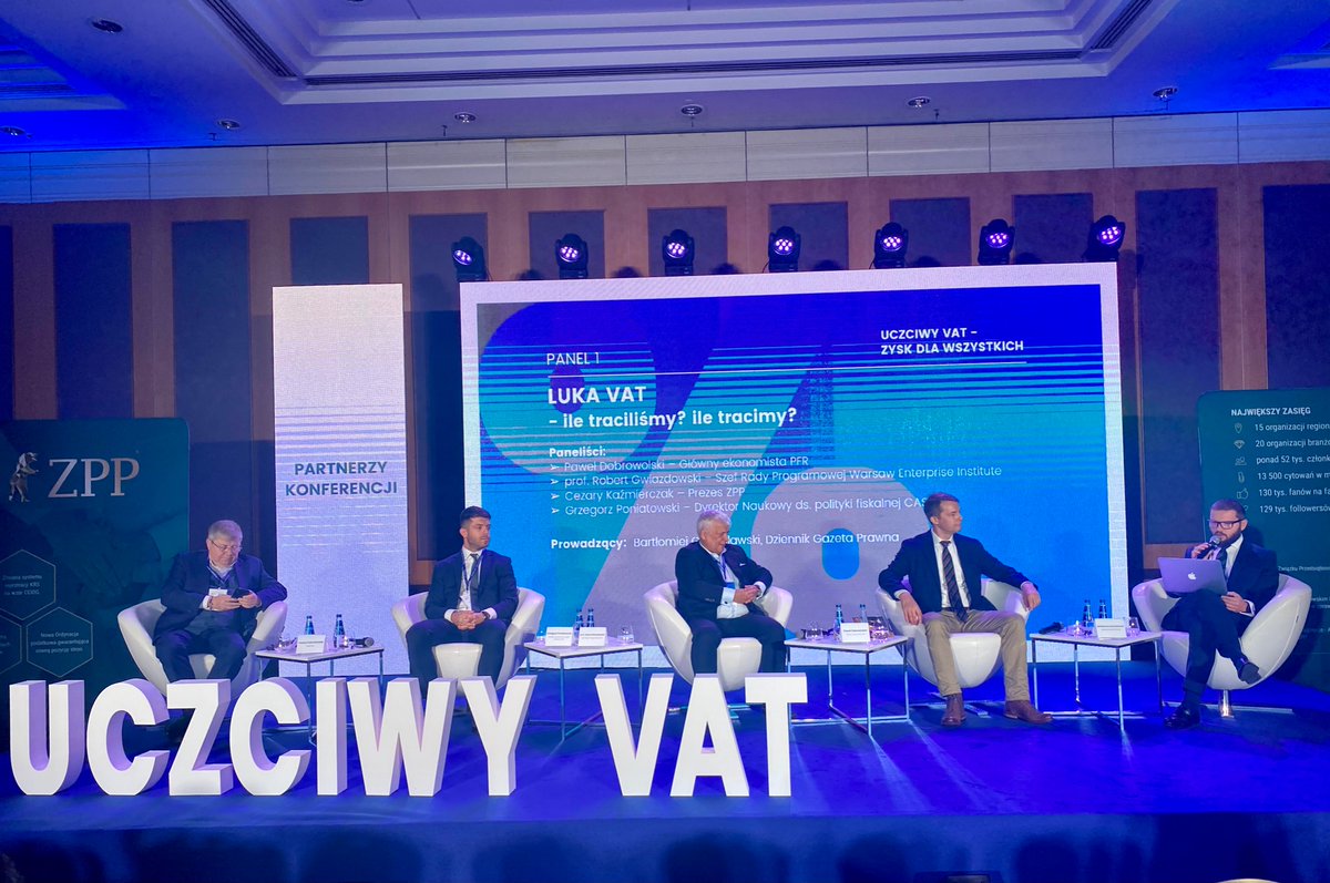 ZPPnetpl's tweet photo. 👥🗣🎤 Rozpoczął się pierwszy panel konferencji „Uczciwy VAT-zysk dla wszystkich” pn. „Luka VAT-ile traciliśmy? Ile tracimy? z udziałem @C_Kazmierczak, @gponiatowski1, @RGwiazdowski oraz Pawła Dobrowolskiego z @Grupa_PFR. Dyskusję moderuje @BGoduslawski. https://t.co/U1MeC6Sslx