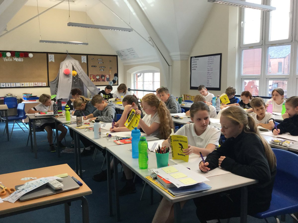 LSTClass_14's tweet photo. Great teamwork in our reading lesson this morning! I am so impressed with our focus! #stpsreading https://t.co/FjPoKVg846