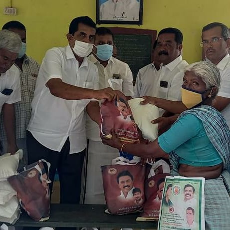 MaruthavelDmk's tweet photo. மாண்புமிகு தமிழ்நாடு மு���லமைச்சரின் ஆணைக்கிணங்க கோவை(தெ) மாவட்ட பொறுப்பாளர் Dr. @PollachiDr_KVR அவர்கள்  எனது முன்னிலையில் பொள்ளாச்சி வடக்கு புளயம்பட்டி ஊராட்சியில் ஒன்றிணைவோம் வா திட்டத்தின் கீழ் அரிசி் மற்றும் மளிகை பொருட்களை வழங்கினார். https://t.co/4PEvjqxjHB