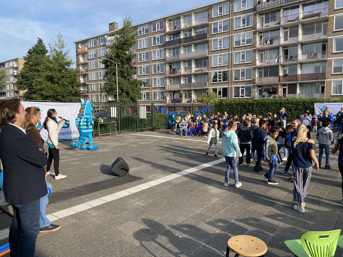 rikvdlinden's tweet photo. Enthousiaste opening van de #kraanwaterdag door de leerlingen van IKC De regenboog. Met veel aandacht voor gezond eten en water drinken, sport en bewegen @EvidesWaterbedr @ggdzhz https://t.co/Etdc6QROKJ