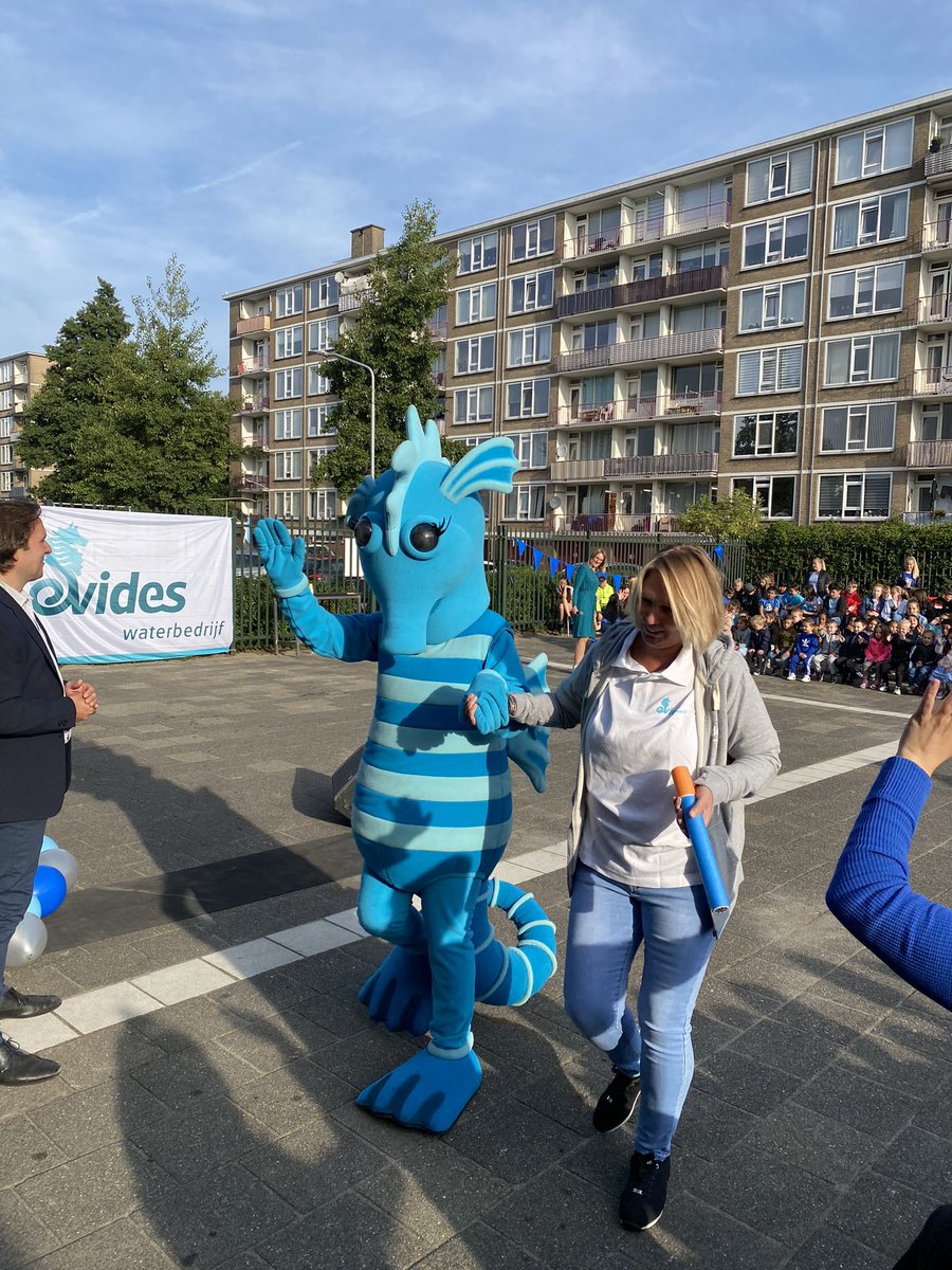 rikvdlinden's tweet photo. Enthousiaste opening van de #kraanwaterdag door de leerlingen van IKC De regenboog. Met veel aandacht voor gezond eten en water drinken, sport en bewegen @EvidesWaterbedr @ggdzhz https://t.co/Etdc6QROKJ