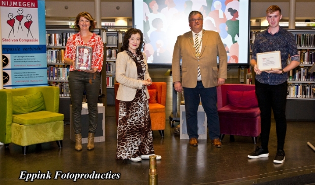 Voedselbank ontvangt Compassiepluim 2021 -  brugnijmegen.nl/nieuws/algemee…