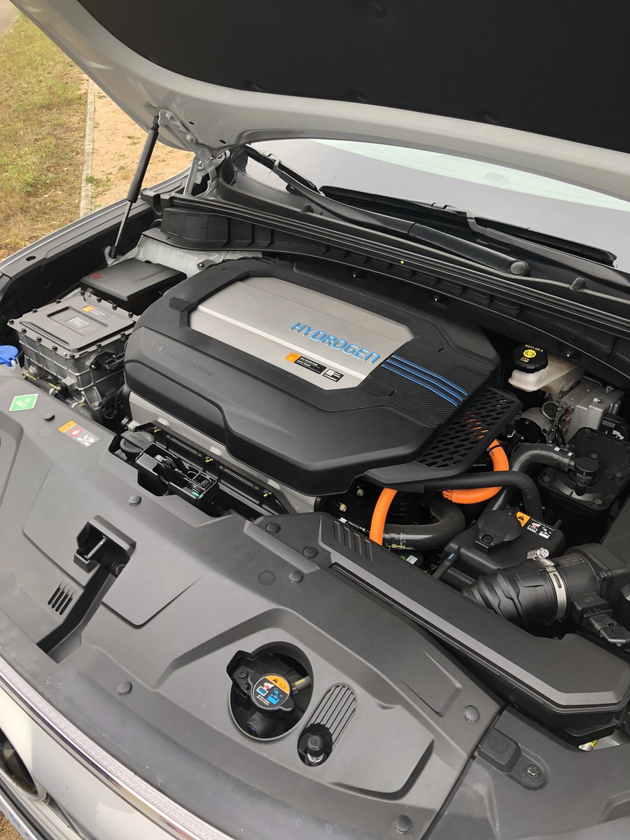ChGeourjon's tweet photo. Je représentai @laurentwauquiez dans le cadre de l'étape Lyonnaise du #h2RECORD @IValtho. La @auvergnerhalpes engagée en faveur de la #mobilité #Hydrogene pour déployer le réseau de stations et les flottes. @HYmpulsion https://t.co/rxDSinVnFo