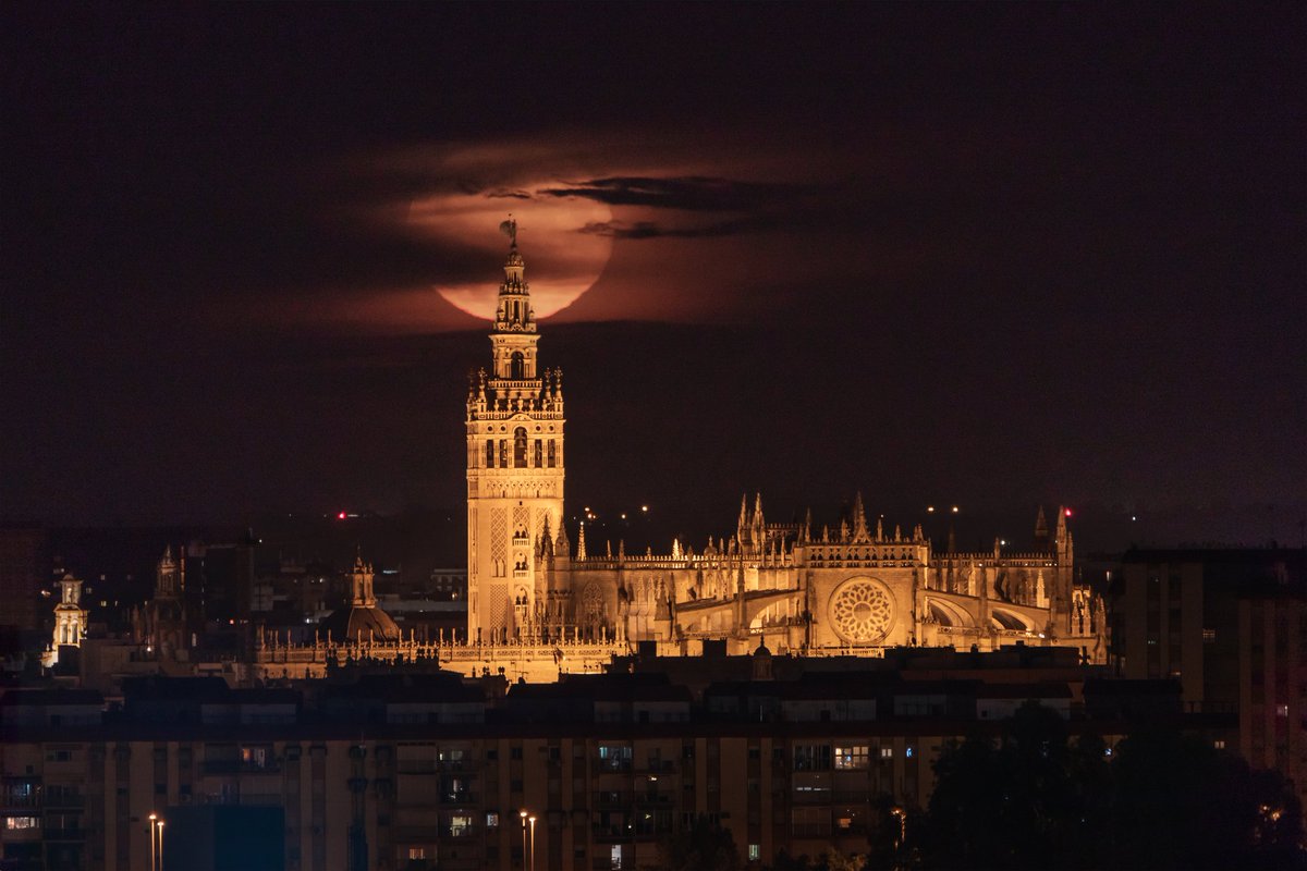 La Luna llena de anoche sobre la Giralda