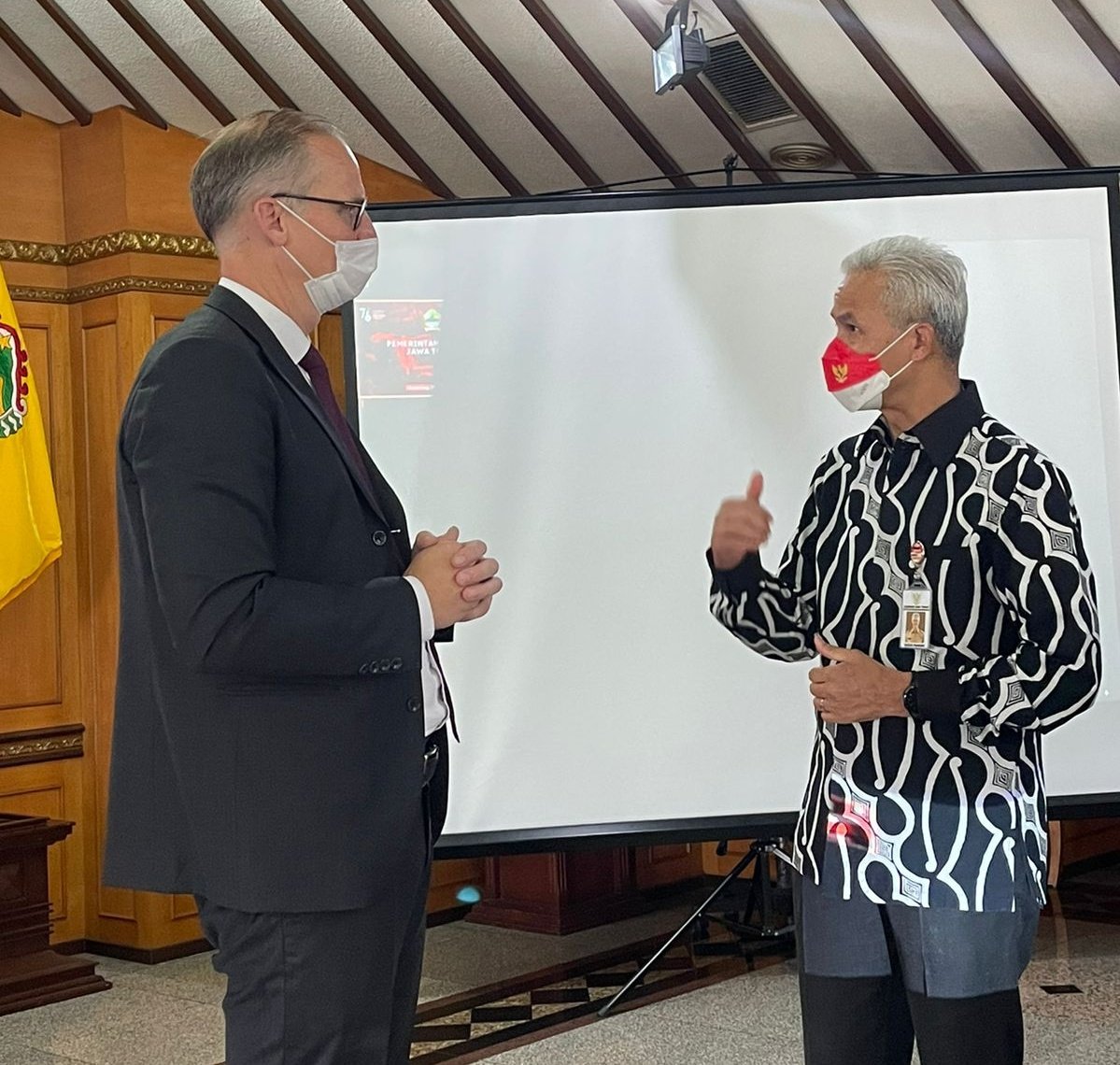 Pertemuan besar dng Gubernur <a href="/ganjarpranowo/">Ganjar Pranowo</a>, salah satu pemimpin terkuat di Indonesia. <a href="/provjateng/">Provinsi Jawa Tengah</a> di bawah kepemimpinannya telah menarik banyak proyek bantuan pembangunan dr 🇩🇰. Seiring kemajuan 🇮🇩, kita perlu tingkatkan investasi, serta kondisi kerangka kerja u/bisnis swasta.