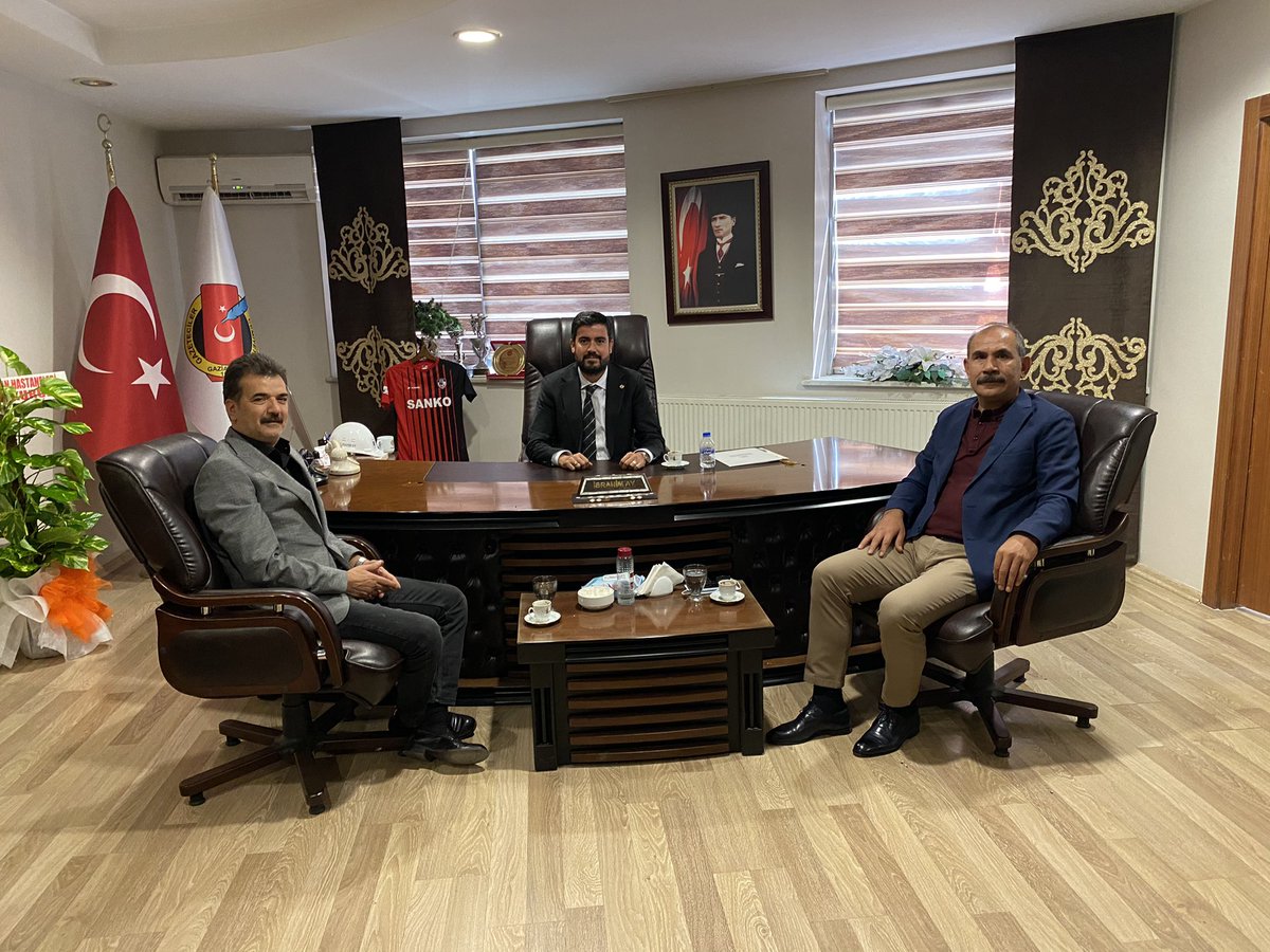 CHP Şahinbey Eski İlçe Başkanı Zeki Gürsel ve CHP'nin Şahinbey Belediye Meclis Üyesi Mahmut Demirel Cemiyet'imize hayırlı olsun ziyaretinde bulundu. İki değerli siyasetçi ile gündeme dair sohbet edip, fikir alışverişinde bulunduk. Nazik ziyaretleri için teşekkür ederiz.