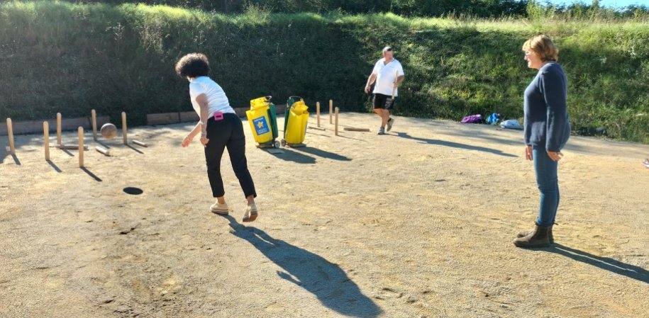 dsden12's tweet photo. #JNSS2021  Ateliers de quilles de huit, sport emblématique #Aveyron pour les élèves des écoles de Severac, Laissac et Palmas. Pas si simple de faire tomber "la Bonne"! 🙏 à nos partenaires @usepnationale et comité départemental @MostafaFourar @EpsToulouse @G24Toulouse https://t.co/gbt03xuzAk