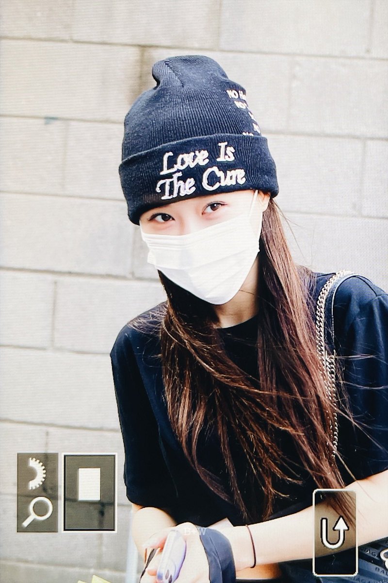 bluewhite97's tweet photo. 💙🤍💙🤍
#로잘린 #Rozalin https://t.co/mg1k4Le6c7