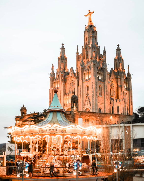 Have you ever seen such a beautiful shot of the Tibidabo? 🎆

¿Alguna vez has visto una fotografía tan bonita del Tibidabo? 🎆

Instagram: <a href="/alexcarne/">alex carne</a>
