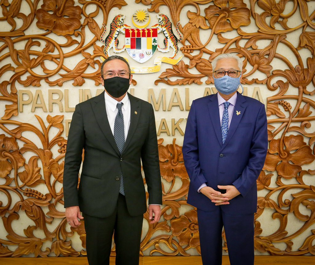 H2O_Images's tweet photo. Dato’Seri @HishammuddinH2O with YAB Prime Minister of Malaysia, Dato’ Seri @IsmailSabri60 outside of the Dewan Rakyat after delivering his speech on 22 September 2021.

📸 @ZaabaZek /Muhd Zaaba Zakeria https://t.co/RlSLV35hkq