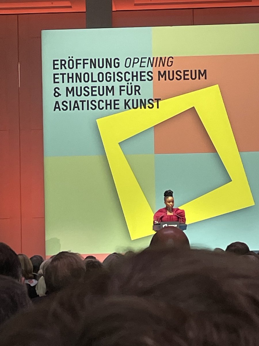 Author Chimamanda Nagozi #Adichie sagt dass #Kolonialgeachichte und deutsche #Atrocities #Grausamkeiten Teil dt Geschichte seien. Fordert dass Demonstranten vom #postkolonial gehört werden müssen. Geißelt “Paternalistische Arroganz” der Europäer #beutekunst #humboldtforum