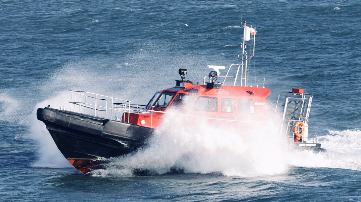 WixpixRob's tweet photo. Snapshot 📸 departing @BelfastHarbour on @StenaLine #Scotia
@SMSTowage #Masterman & the recently arrived #VascoDaGama
Harbour Pilot #CaptMichaelEvans a bit choppy in the navigation channel
#SuperfastVII inbound
#AmisWealth in open water
📸WixPix@Sea https://t.co/3dCcIuPRc8