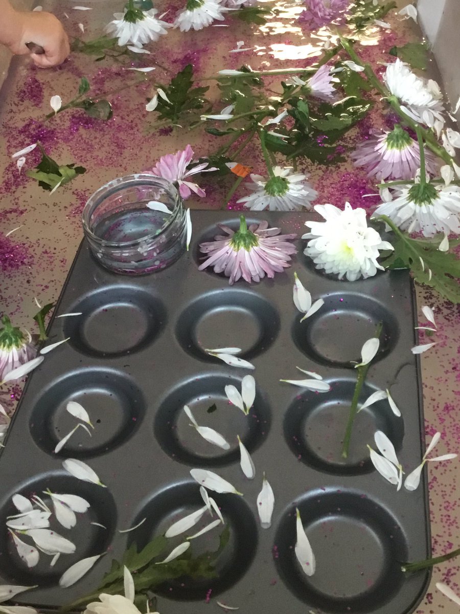 AlvaPSandELC's tweet photo. 🌸✨Water, flowers and glitter in our water tray today 🌸✨ some children were keen to explore this. Child E said “ I’m making it pretty and it smells good the perfume”. #sharingourthoughts #usingoursenses @ClacksELC https://t.co/bKcajV9k4L