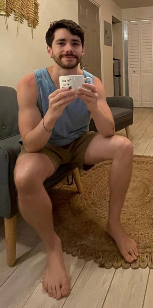 MaleFeetBlog's tweet photo. Guys showing their #malefeet on cam 🎥: https://t.co/zn8t4Ye4gJ | kedwardaviles barefoot with a hot drink https://t.co/yQVaLkzWUa https://t.co/0t1uV11uMN