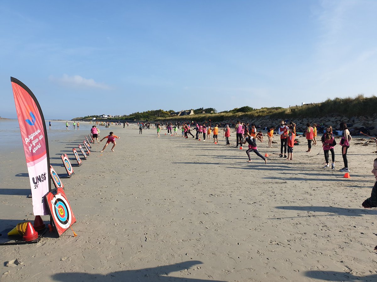 Unss29's tweet photo. Une belle journée de partage à l'occasion de la #jnss dans le @finistere_29 sur la plage de Santec avec 300 élèves des collèges du district de Morlaix @Unss29 @guyleneesnault1 @emmanuel_ethis @unss @UNSS_Bretagne @CostantiniNath1 @GagnebienJulien https://t.co/9kJAKJCW6n
