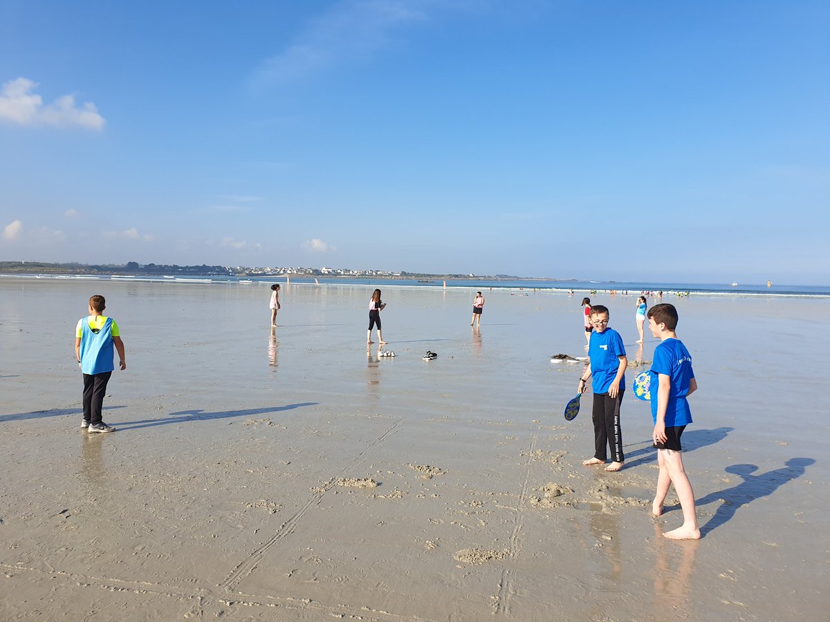 Unss29's tweet photo. Une belle journée de partage à l'occasion de la #jnss dans le @finistere_29 sur la plage de Santec avec 300 élèves des collèges du district de Morlaix @Unss29 @guyleneesnault1 @emmanuel_ethis @unss @UNSS_Bretagne @CostantiniNath1 @GagnebienJulien https://t.co/9kJAKJCW6n