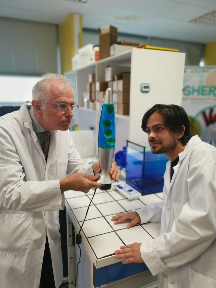 ESPCI_Paris's tweet photo. Les lampes à lave, c'est joli mais comment ça marche ??? Explication  au laboratoire C3M @ESPCI_Paris @psl_univ @CNRS lors d'un tournage pour E=M6 avec @MacLesggy! Densité, changement d'états, convection... Merci à Quentin Poutrel pour ses explications ! https://t.co/Pri598qks0