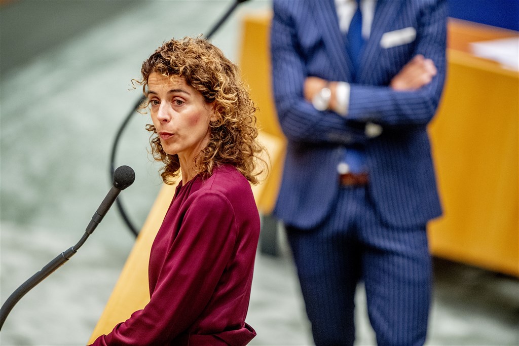 RTLnieuws's tweet photo. Hermans: VVD is voor gedeeltelijk verlagen verhuurdersheffing | Liveblog https://t.co/UqzPUOnNnV https://t.co/7fDVVXthvA
