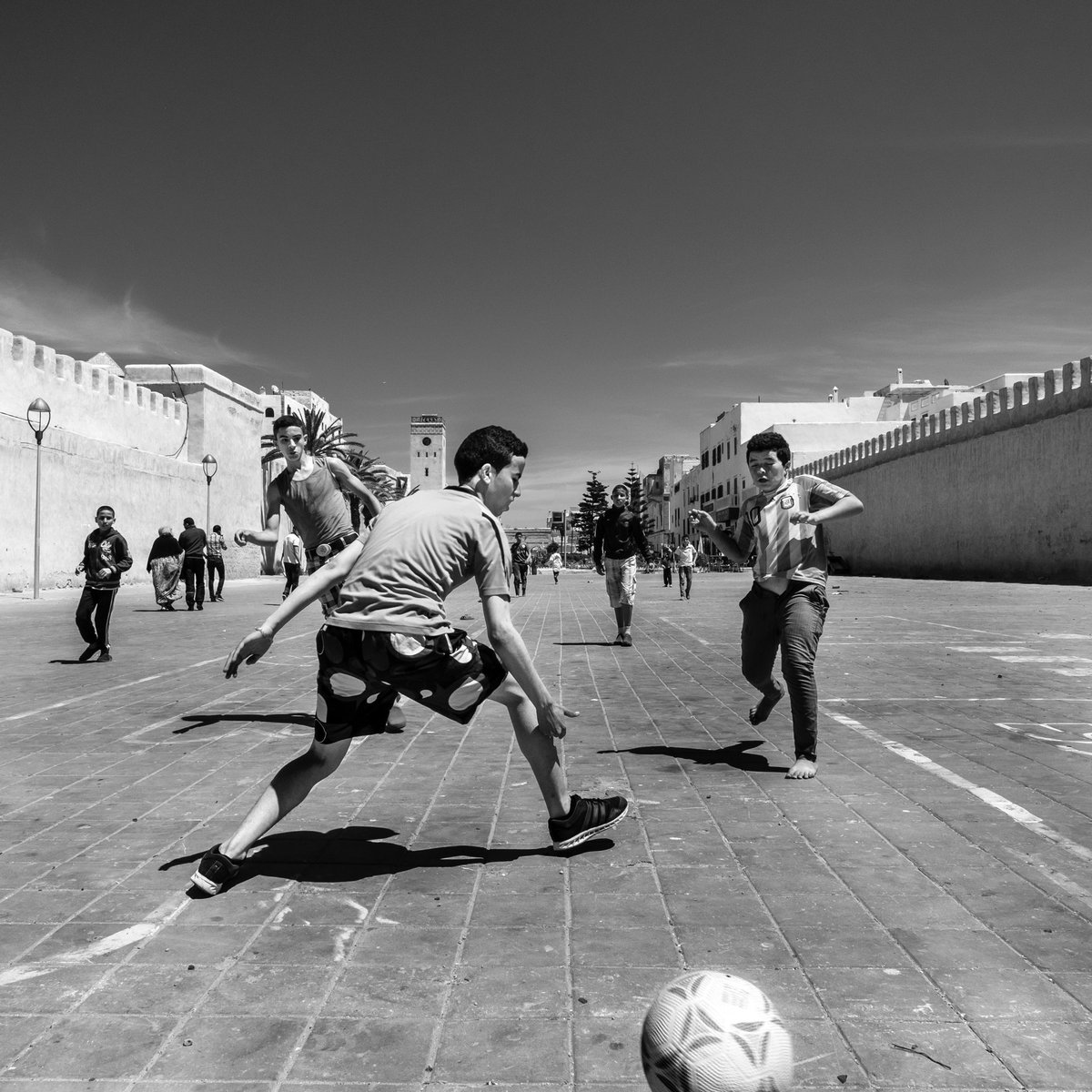 tilsaghani's tweet photo. The goalkeeper.
#streetphotography #Morocco #tilsaghani #blackandwhite #football #essaouira https://t.co/Sn1MSfxcBX