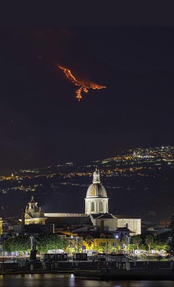 Leolady2002's tweet photo. "Eruption on Mount Etna (Sicily) gives the illusion of a Phoenix in the sky." https://t.co/UvCviFN1mc