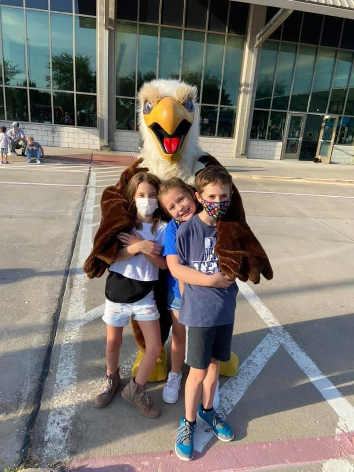 amymillercfb's tweet photo. Great Back to School Bash at Country Place! Our PTA transformed our original bash to one that fit the needs of the times! @cpe_eagles @CFBISD @DrChapmanCFBISD #eaglefamiliessoar https://t.co/XMBLIXPsob