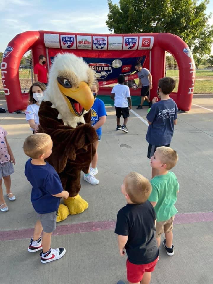 amymillercfb's tweet photo. Great Back to School Bash at Country Place! Our PTA transformed our original bash to one that fit the needs of the times! @cpe_eagles @CFBISD @DrChapmanCFBISD #eaglefamiliessoar https://t.co/XMBLIXPsob