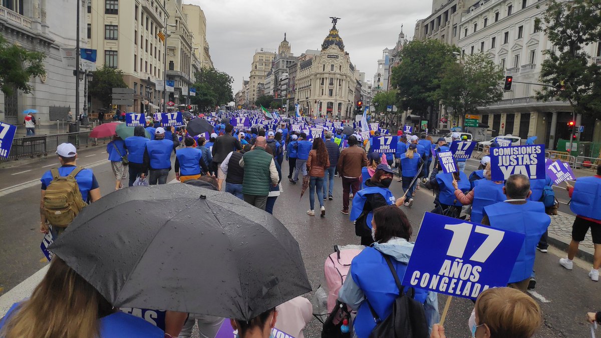 ManelCarmonaC's tweet photo. Miles de loter@s llegados de todos los pueblos de España nos movilizamos en Madrid para exigir que revisen nuestras retribuciones injustamente congeladas durante 17 años.
Nos han convertido en autónomos y asalariados precarios. 
#LoterosEnLaLucha @mjmonteroc @sanchezcastejon https://t.co/yv2kFLmSf0