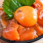 特製ダレに漬けたサーモンがご飯ととってもよく合いそう!サーモンを使った丼ものレシピ!