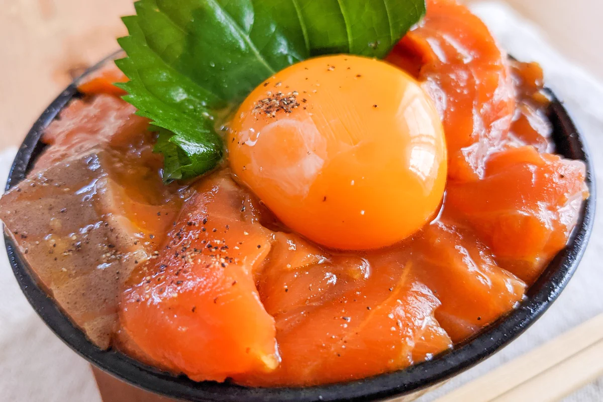 特製ダレに漬けたサーモンがご飯ととってもよく合いそう！サーモンを使った丼ものレシピ！