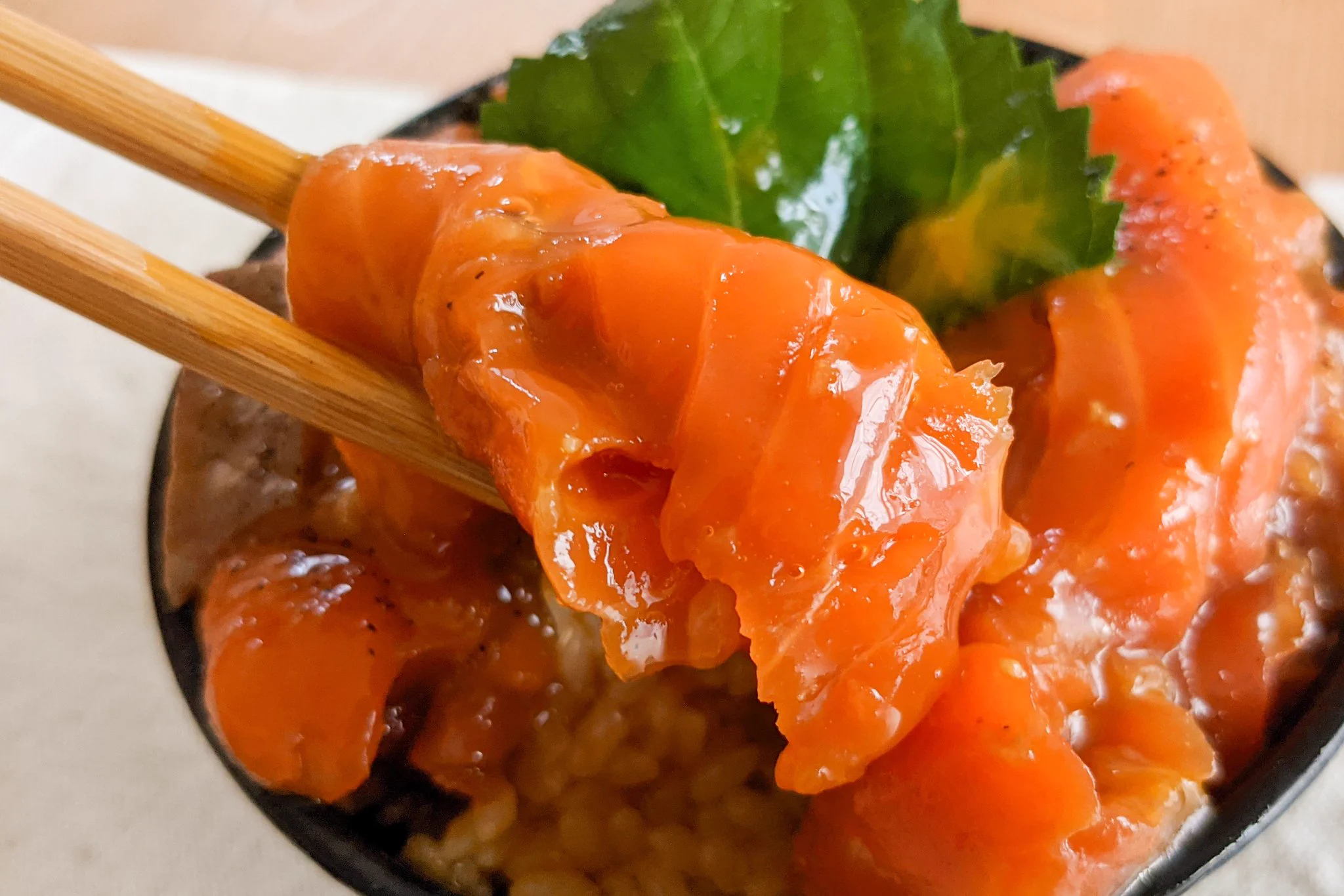 特製ダレに漬けたサーモンがご飯ととってもよく合いそう！サーモンを使った丼ものレシピ！