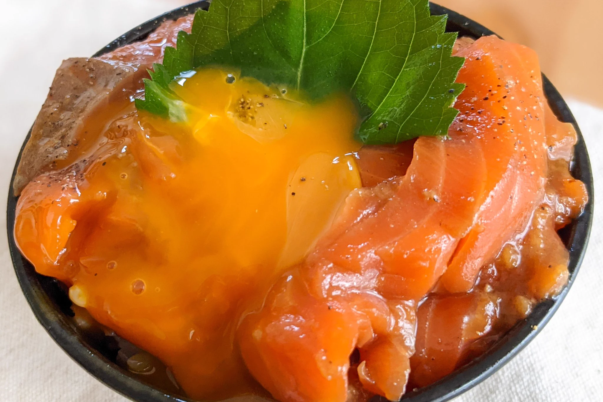 特製ダレに漬けたサーモンがご飯ととってもよく合いそう！サーモンを使った丼ものレシピ！