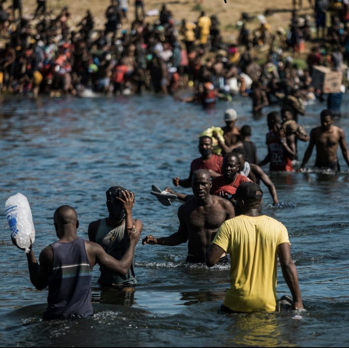 🇺🇸 #US authorities will investigate reports that Haitian migrants crossing the RioGrande river near Del Rio Texas may have been abused by border patrol officers on horseback 

#TheBloggerWithScars 
#UrsTrulyPraizNews