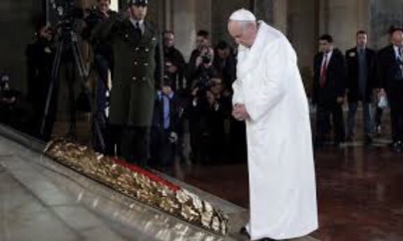 Atatürk’ün hayatını kaybettiği gün bir İtalyan radyosu anonsu Sezar,İskender,Napolyon ayağa kalkın. Büyüğünüz geliyor! 

Bütün dünyanın öldükten sonra önünde saygı ile eğildiği tek lider, 
bu gurur bizim. 
Mustafa Kemal ATATÜRK 
 #DünyaLiderGörsün