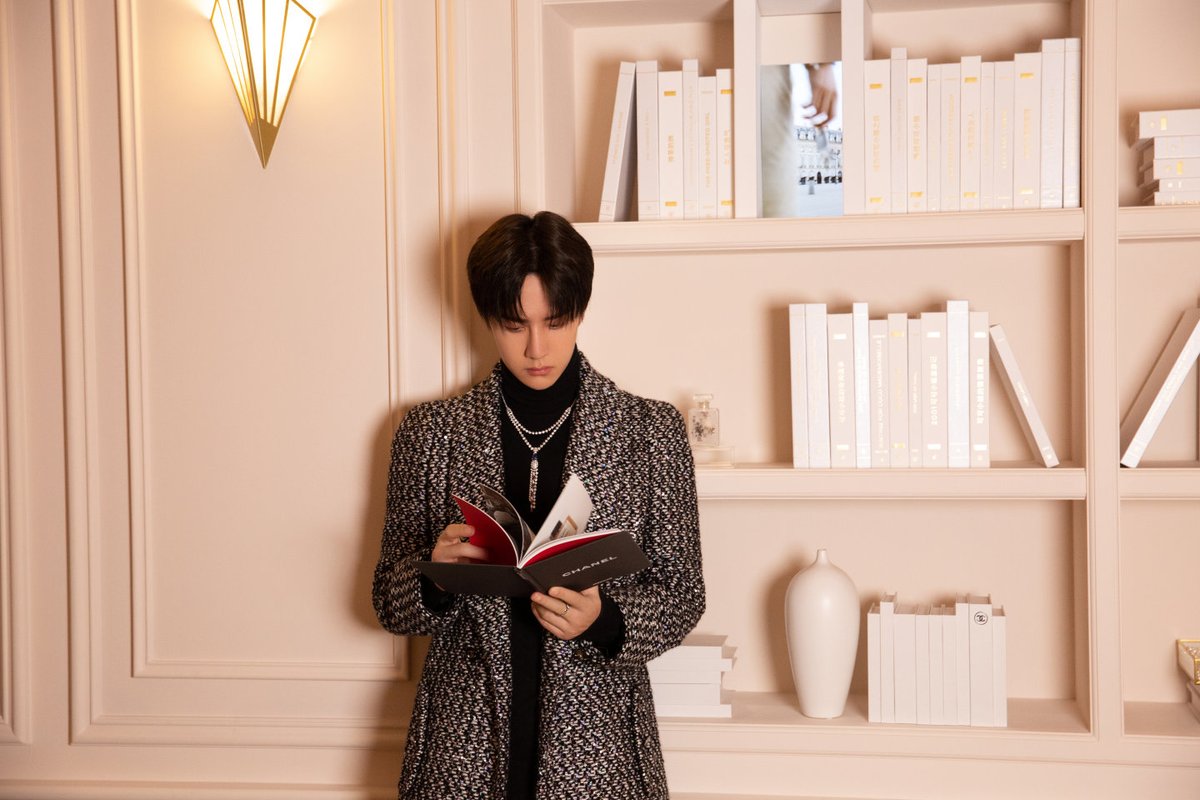 YiboZhange0505's tweet photo. 1/2..09.22.YIBO-OFFICIALอัปเดต ...เวลาและอวกาศในการรับกลิ่นหอม คอนกรีตและนามธรรมที่ซ้อนทับกัน รอยประทับทางประสาทสัมผัสที่ชวนให้นึกถึงความคลาสสิก การแสวงหาพลังแห่งการบุกเบิกการต่ออายุขั้นสูงสุดนับถอยหลังสู่ #apper นิทรรศการน้ำหอม Chanel
#หวังอี้ป๋อWangYibo王一博
Cr.YIBO-OFFICIAL https://t.co/EoQIojdOU4