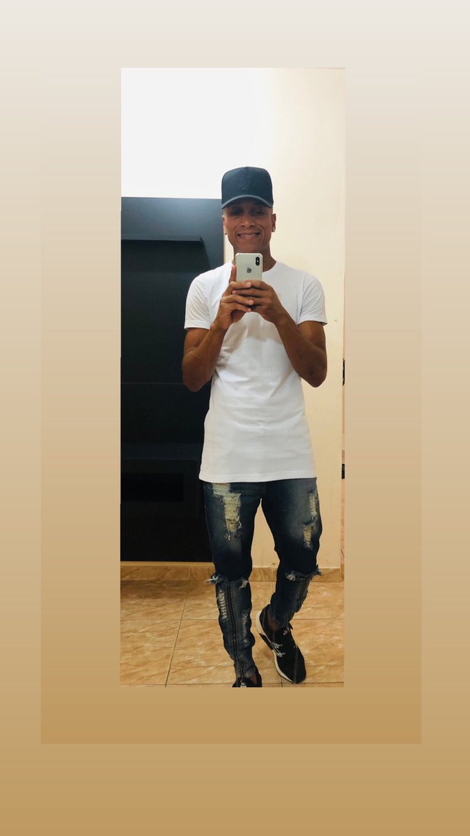 Maravilhaa91's tweet photo. Aprenda a comemorar sozinho, em silêncio. Nem tudo pode ser compartilhado. 😜🃏👻 https://t.co/GeSNDBOJpH