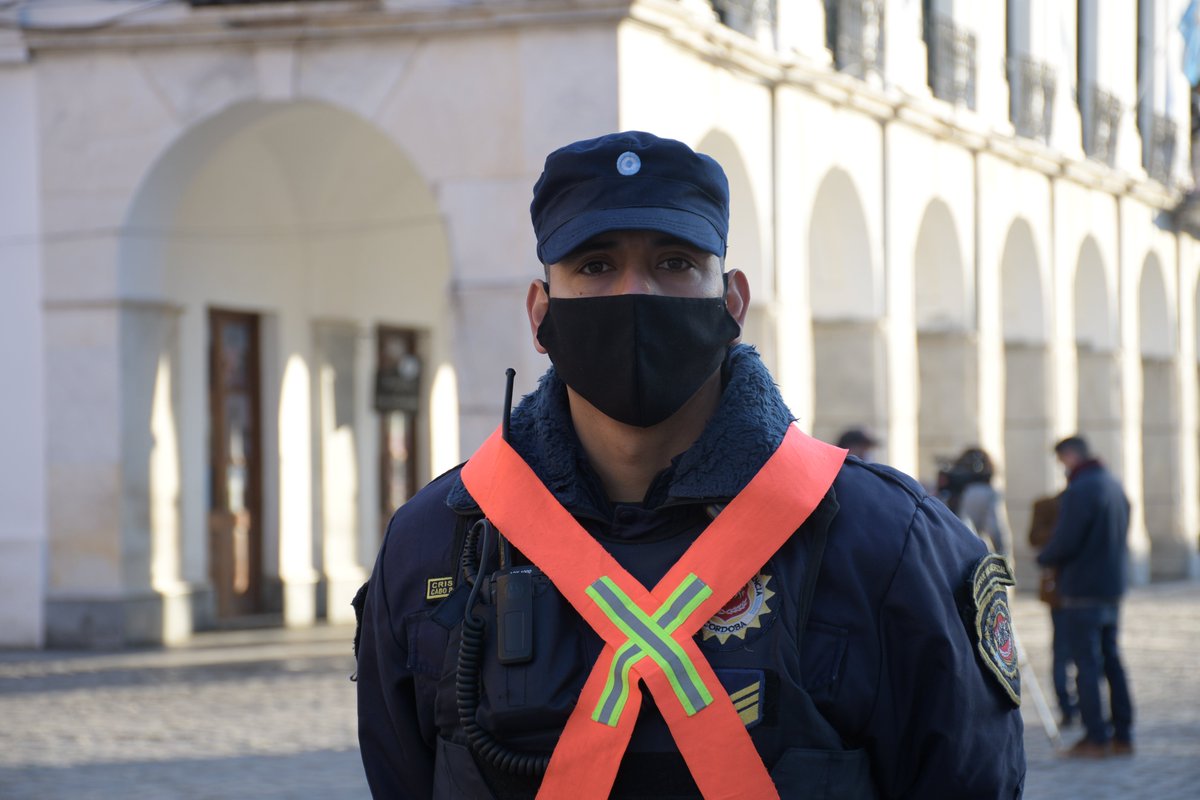 PoliciaCbaOf's tweet photo. En Bº Los Plátanos, personal del #DttoII aprehendió a dos hombres quienes habrían dañado el vidrio de un Chevrolet Corsa estacionado en la vía pública. Además, se procedió a la #Detención de un hombre, quien habría intentado agredir al personal policial con un arma blanca. https://t.co/QigyI4MR1W