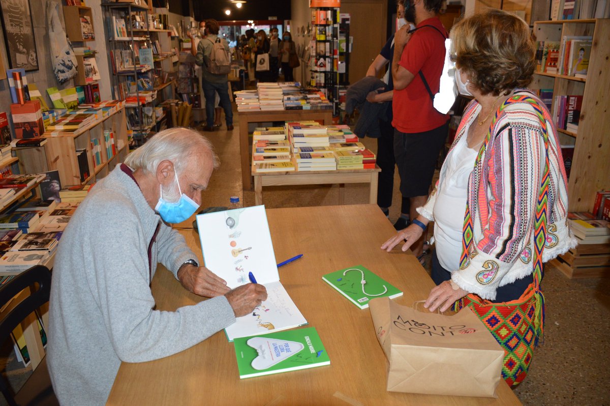 Fantástico encuentro con #GonzaloMoure guiado por la orientadora educativa <a href="/anatjack/">Ana Torres Jack</a> en <a href="/Moito_Conto/">Moito Conto Librería</a> #ACoruña. Descubrimos #PorQueLloraLaMaestra; nos emocionamos con #MiLazarillaMiCapitan; nos estremecimos con el relato del autor en #EscritosEnLaGuerra
📗 issuu.com/kalandraka.com…