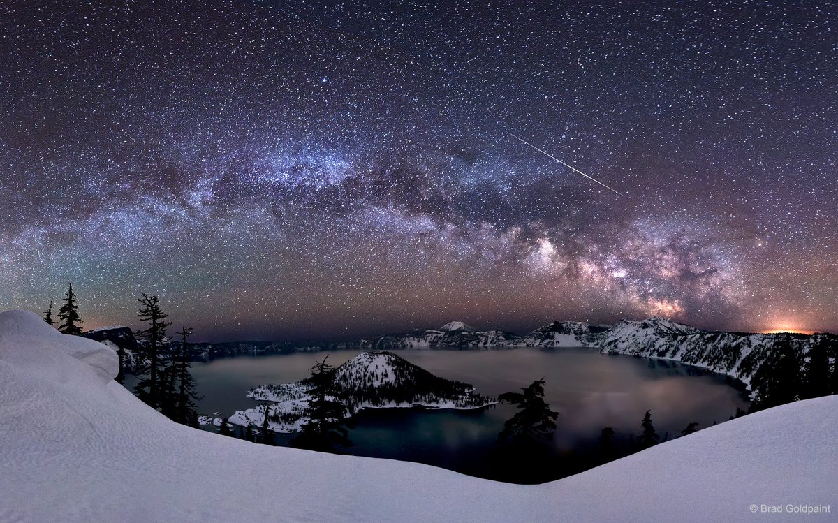 #Meteor and #MilkyWay  Over Crater Lake ✨

📸 Credits -  Brad Goldpaint
