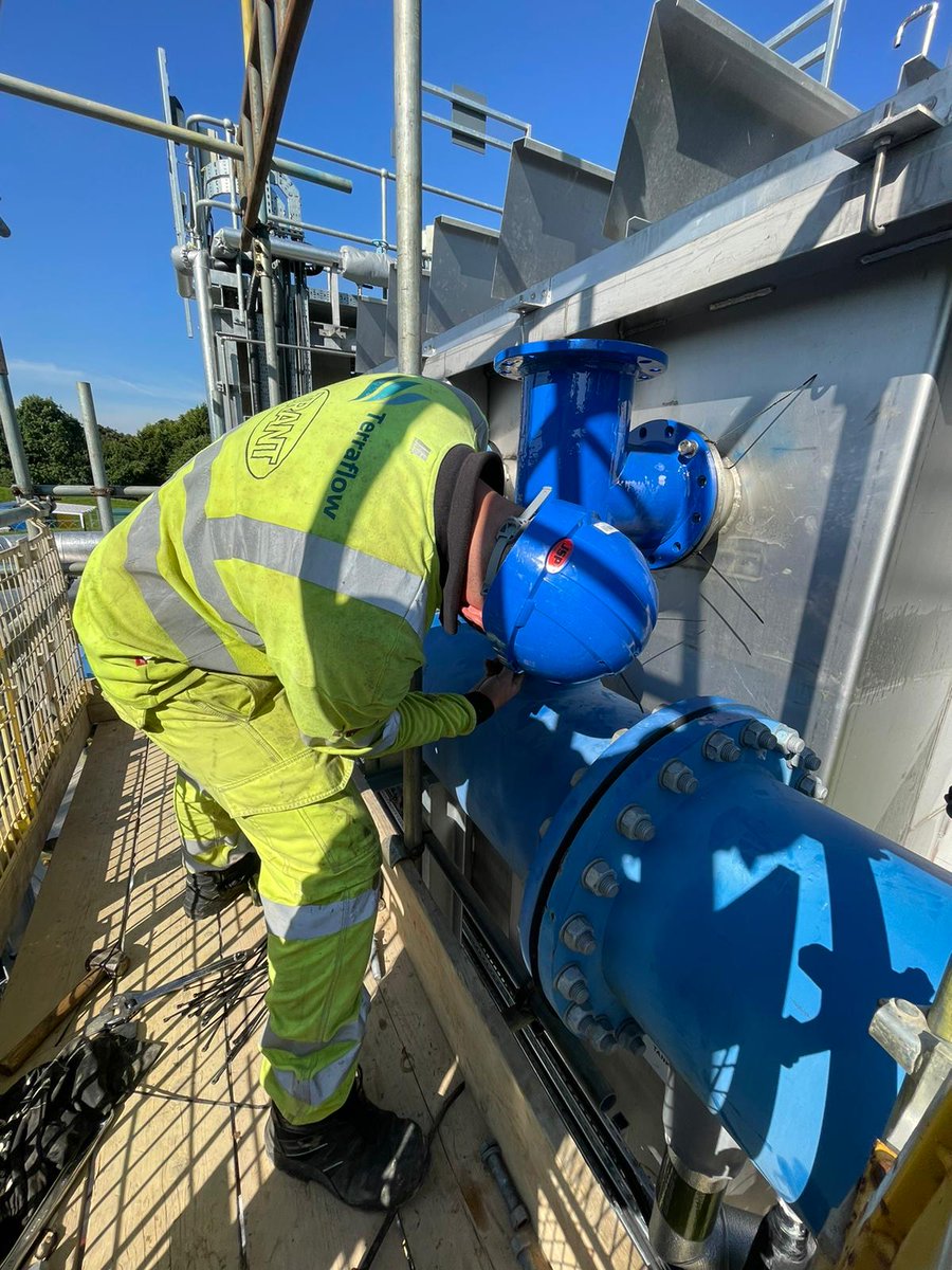 Terraflow_'s tweet image. Removing a 200mm ductile iron elbow and replacing it with a 200mm 90° Tee, with spacer and blank for air release 👍🏻

#Terraflow #Pipework #keepingthenetworkflowing💦 #Civils
