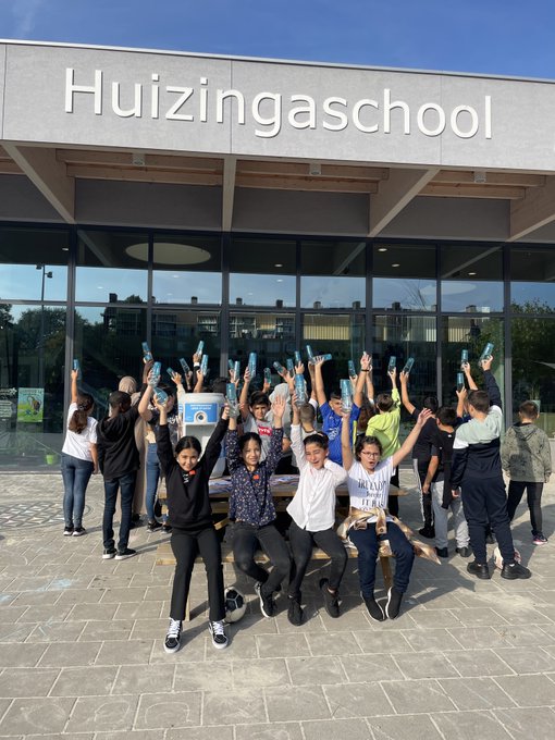 Hoera! Vandaag is het Nationale Kraanwaterdag💧10.000 kinderen in ons gebied krijgen vandaag les over de gezonde en sportieve dorstlesser die kraanwater is🏋️
De #Huizingaschool uit Amsterdam Nieuw-West heeft een binnentappunt en Waternet-bidons gewonnen! Gefeliciteerd!🥳