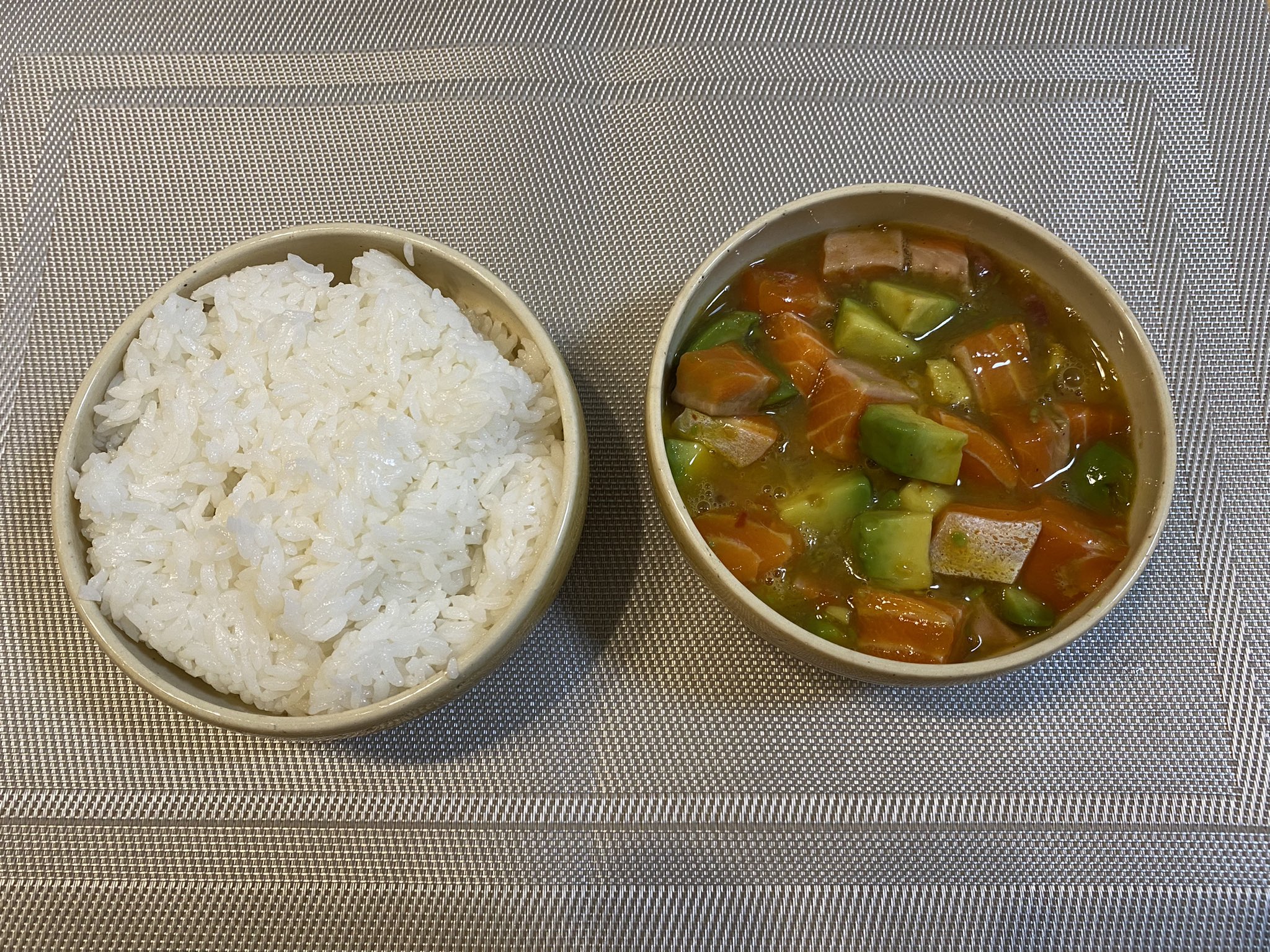 Takehiro 筋トレ情報発信 オススメ筋肉飯 ポキ丼 材料 サーモン アボカド 卵 焼肉のタレ 時短 良質なタンパク質 脂質が摂れて且つ美味しい お酒を飲む人にはおつまみにもいいかも 筋肉飯 ポキ丼 筋トレ タンパク質 パーソナルトレーナー
