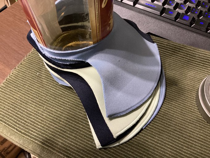 ただいま
これは見栄を張ってSサイズ買ったら耳にかけたとき痛かったので酒瓶で伸ばしてるマスク 